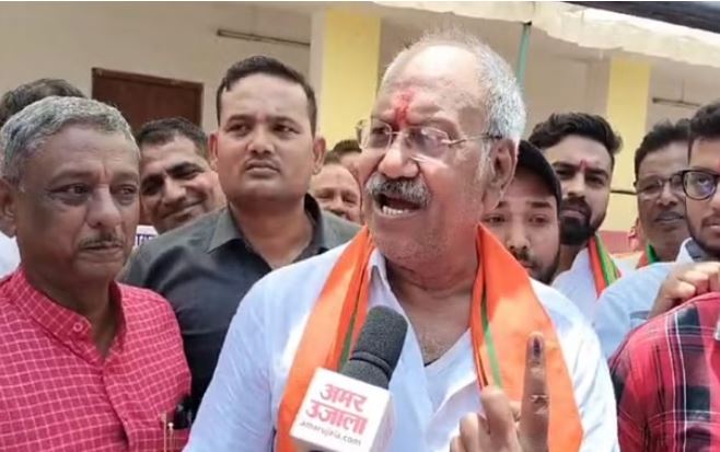 Photo of सपरिवार वोट डालने पहुंचे बृजमोहन अग्रवाल; कहा- इस बार जनता रचेगी इतिहास