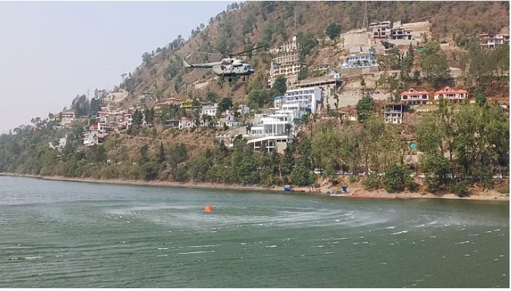 Photo of नैनीताल: अब आग बुझाने में जुटा सेना का MI-17 हेलीकॉप्टर
