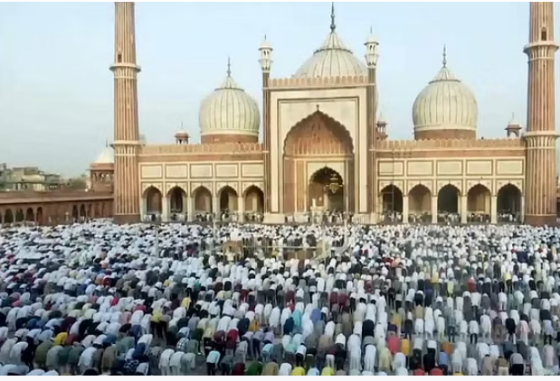 Photo of दिल्ली: जामा मस्जिद में अदा की गई ईद की नमाज
