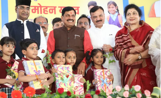 Photo of सीएम डॉ. मोहन यादव ने तिलक लगा बच्चों का स्वागत किया…