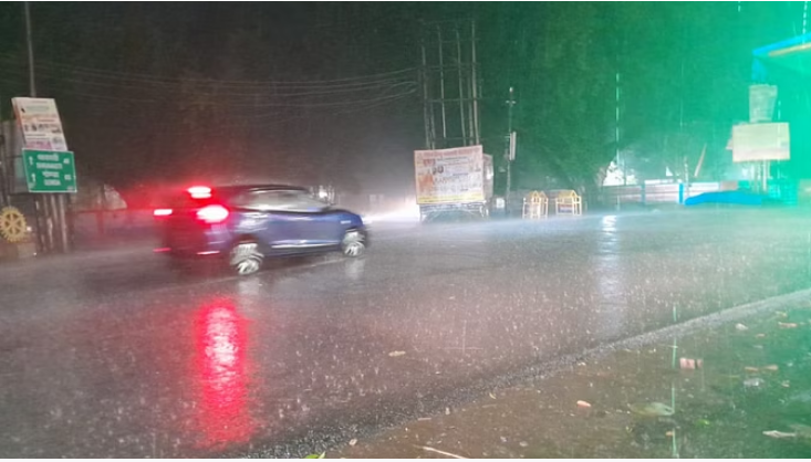 Photo of यूपी: आंधी-बारिश से खुशनुमा हुआ मौसम