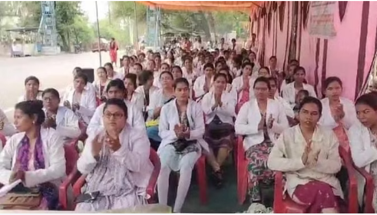 Photo of कोरबा: मांगों को लेकर हड़ताल पर बैठे कम्युनिटी हेल्थ ऑफिसर