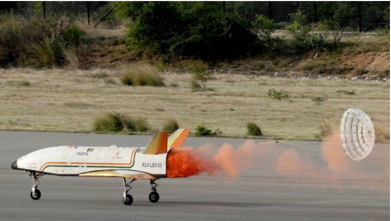 Photo of तेज हवाओं के बीच RLV पुष्पक की सफल लैंडिंग