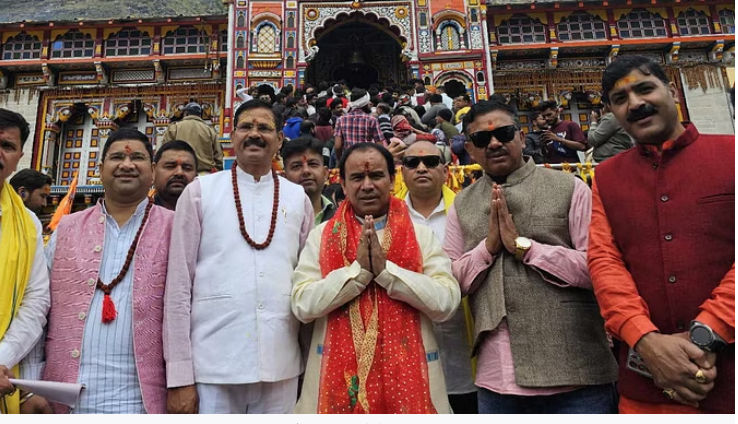 Photo of कैबिनेट मंत्री धन सिंह रावत ने किए बदरीनाथ के दर्शन