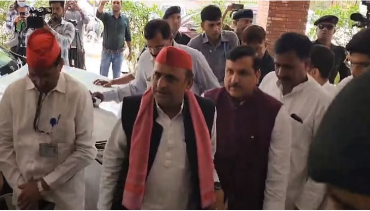 Photo of दिल्ली: आतिशी से मिलने एलएनजेपी अस्पताल पहुंचे अखिलेश यादव