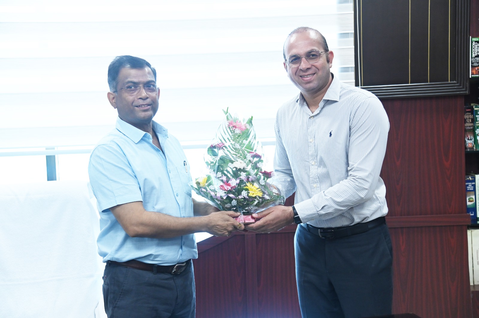 Photo of अजय सिंह ने राज्य निर्वाचन आयुक्त का पदभार संभाला