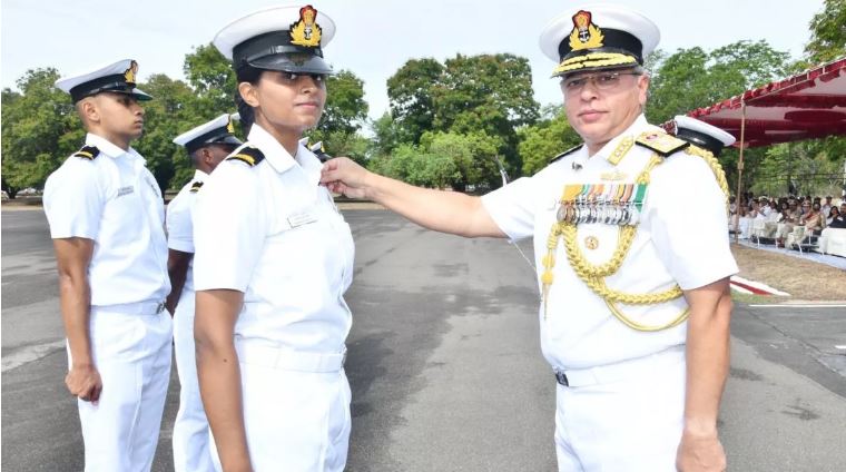 Photo of भारतीय नौसेना की पहली महिला हेलीकॉप्टर पायलट बनीं अनामिका