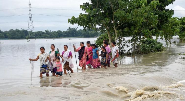 Photo of असम में बाढ़ मे मचाया कोहराम, 13 जिलों में पांच लाख से अधिक लोग प्रभावित