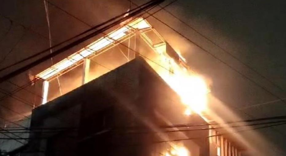 Photo of इंदौर में भाजपा कार्यालय में लगी आग, नई सरकार के जश्न के दौरान हुई घटना