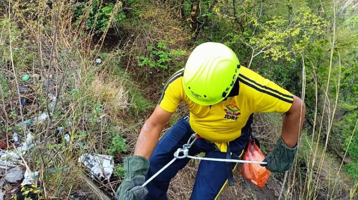 Photo of उत्तराखंड: पहाड़ी पर अटकी कार, खाई में गिरी क्रेन…घायलों को बचाने उतरी एसडीआरएफ