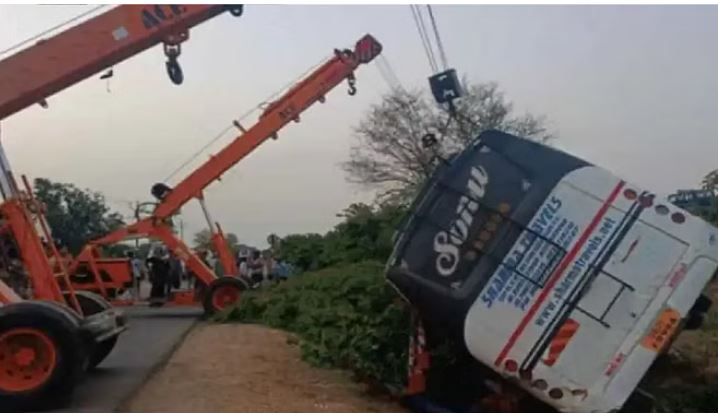 Photo of आगरा-लखनऊ एक्सप्रेस-वे पर बस पलटी, छत्तीसगढ़ के तीन श्रद्धालुओं की मौत