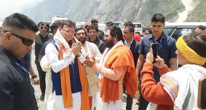 Photo of जोशीमठ: यात्रा व्यवस्था का जायजा लेने बदरीनाथ पहुंचे सीएम