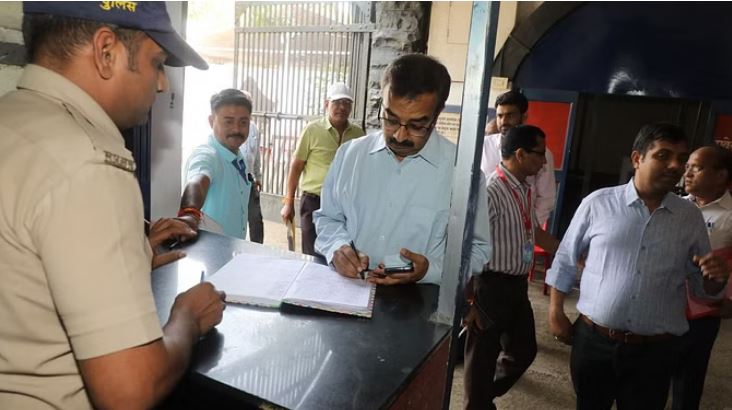 Photo of मध्यप्रदेश: भोपाल में मतगणना स्थल का निरीक्षण करने पहुंचे अनुमप राजन