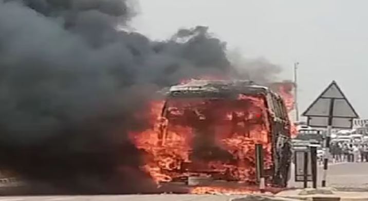 Photo of रायपुर: यात्रियों से भरी बस में लगी भीषण आग