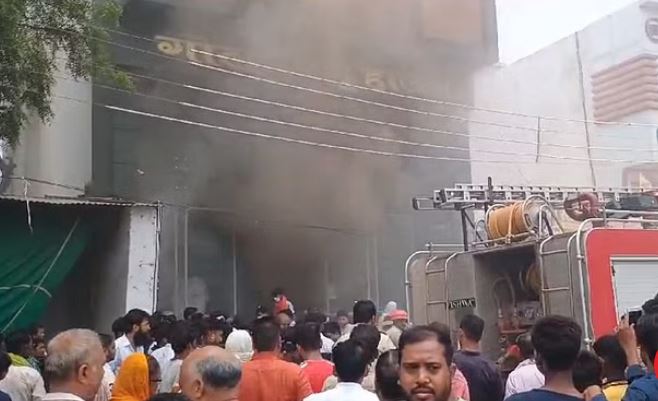 Photo of जांजगीर चांपा: शू हाऊस में शार्ट सर्किट से लगी आग, दमकल कर्मियों ने पाया काबू