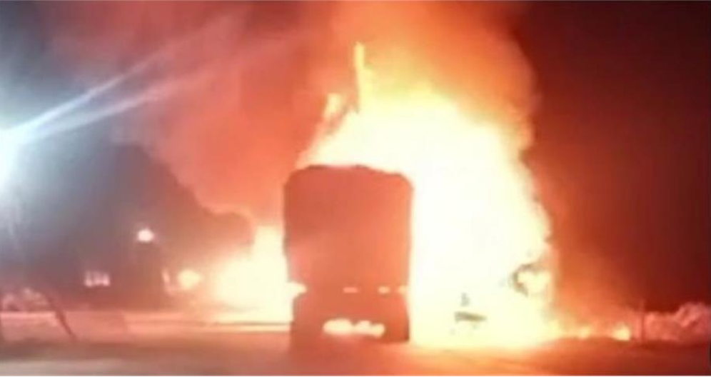 Photo of जबलपुर में दो ट्रकों में हुई जोरदार भिड़ंत जिंदा जला ड्राइवर