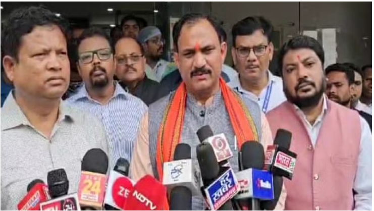 Photo of छत्तीसगढ़ : मलेरिया से दो छात्राओं की मौत के बाद बीजापुर पहुंचे स्वास्थ्य मंत्री