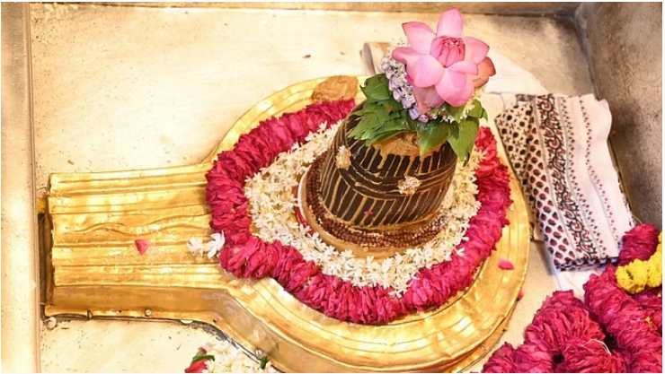 Photo of वाराणसी: सावन के पांच सोमवार पर बाबा विश्वनाथ का विशेष शृंगार