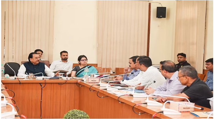 Photo of उत्तराखंड: सांसद के सामने भिड़े विधायक और डीएम, चलती रही बहस और नोकझोंक