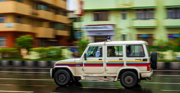 Photo of नोएडा : नाबालिग युवती से मिलने आए युवक की परिजनों ने पीट-पीटकर की हत्या