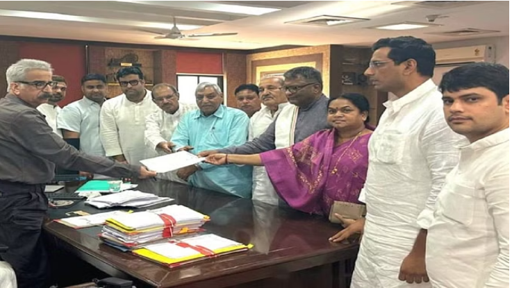 Photo of एनएसयूआई-युकां कार्यकर्ताओं की गिरफ्तारी पर कांग्रेस ने की DGP से मुलाकात