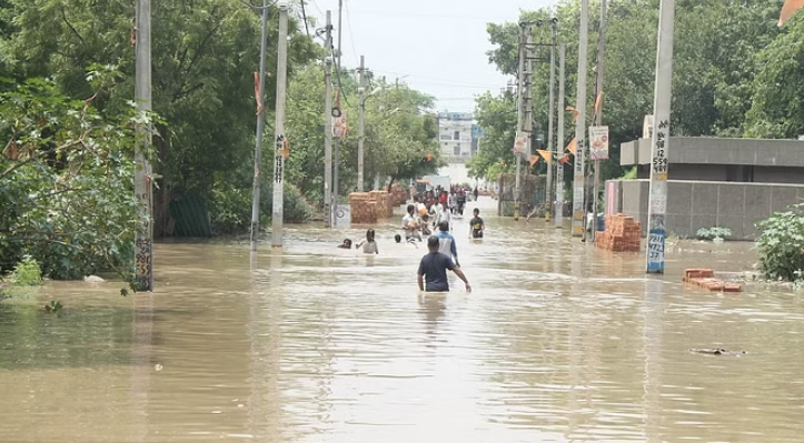 Photo of दिल्ली: बवाना में मुनक नहर टूटने से सड़कों, गलियों, घरों में कई फीट तक पानी