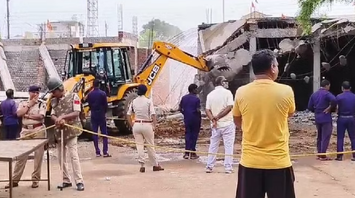 Photo of बालोद में अवैध कॉम्प्लेक्स पर चला बुलडोजर, छावनी में तब्दील हुआ गुरुर…