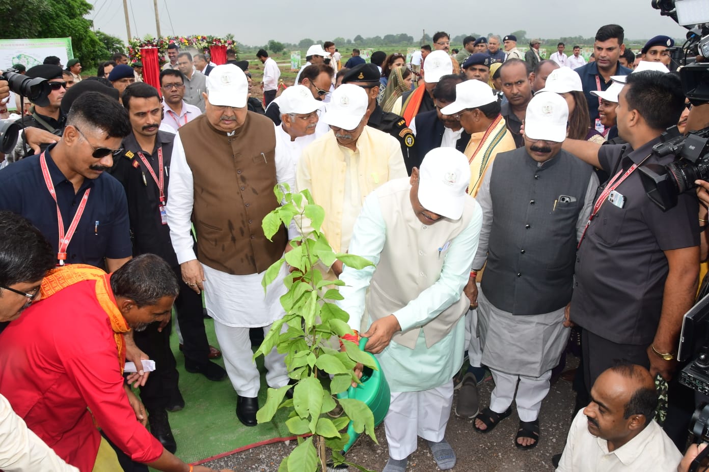 Photo of ‘एक पेड़ मां के नाम’ के तहत विधानसभा के आवासीय परिसर में हुआ वृक्षारोपण
