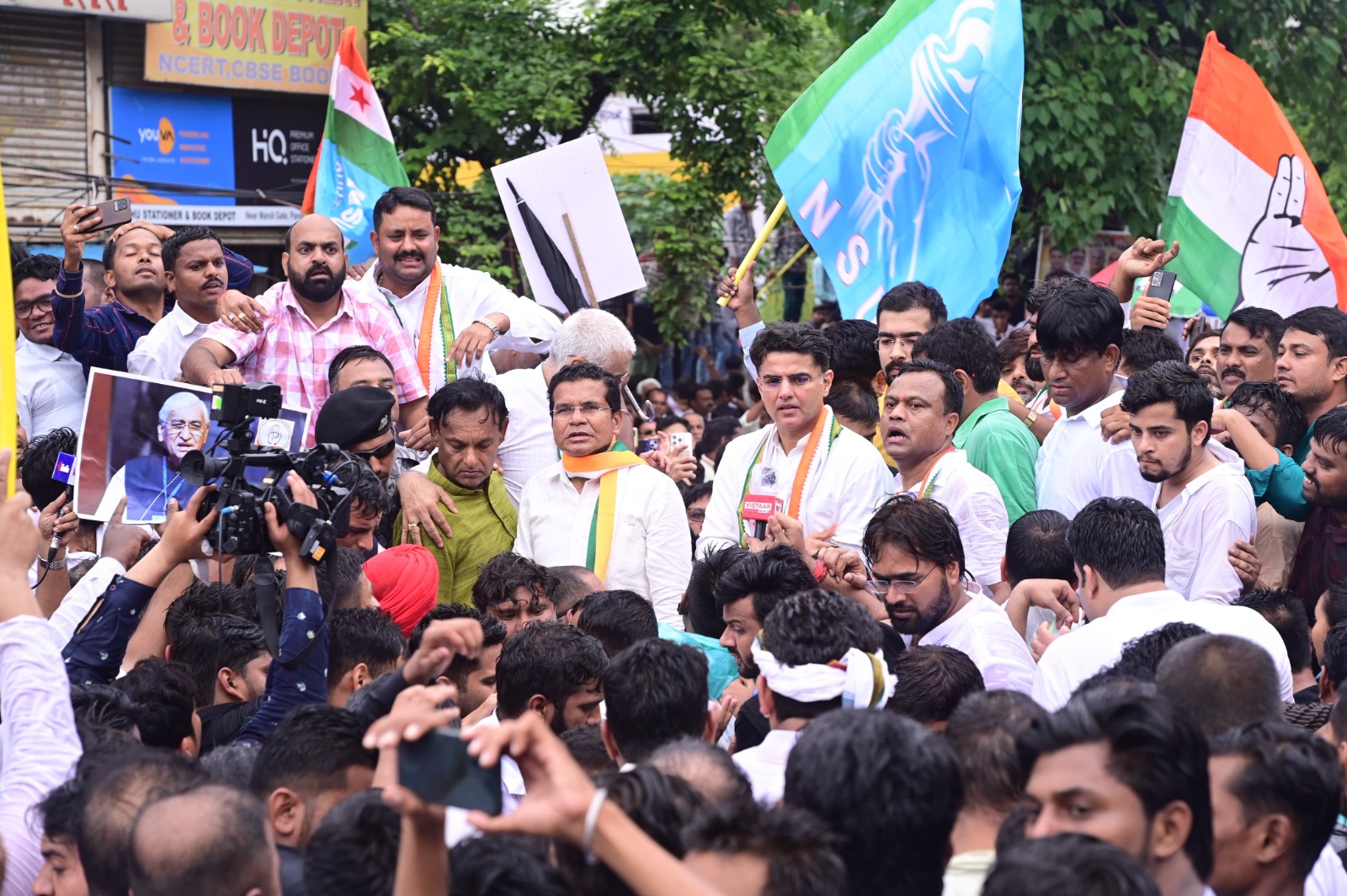 Photo of कांग्रेस ने बिगड़ती कानून व्यवस्था को लेकर किया जोरदार प्रदर्शन