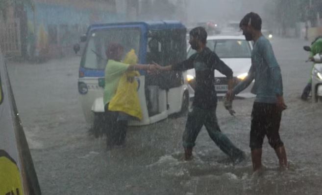Photo of आज और कल उत्तराखंड में भारी बारिश का रेड अलर्ट, तीन जिलों में बंद रहेंगे स्कूल