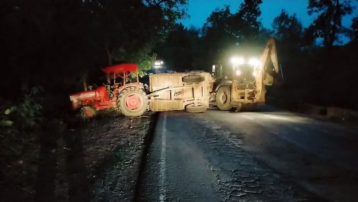 Photo of बलरामपुर रामनुजगंज में अनियंत्रित होकर पलटा तेज रफ्तार ट्रैक्टर, एक युवक की मौत