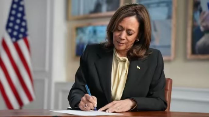 Photo of कमला हैरिस आधिकारिक तौर पर बनीं अमेरिकी राष्ट्रपति पद की उम्मीदवार