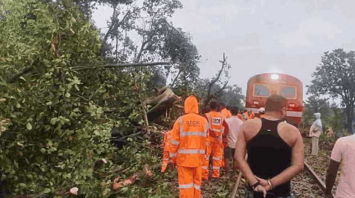Photo of छत्तीसगढ़: पटरी पर गिरा विशालकाय पेड़, पैसेंजर ट्रेन हुई हादसे का शिकार