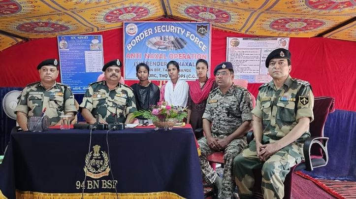 Photo of कांकेर: तीन महिला इनामी नक्सलियों ने किया आत्मसमर्पण