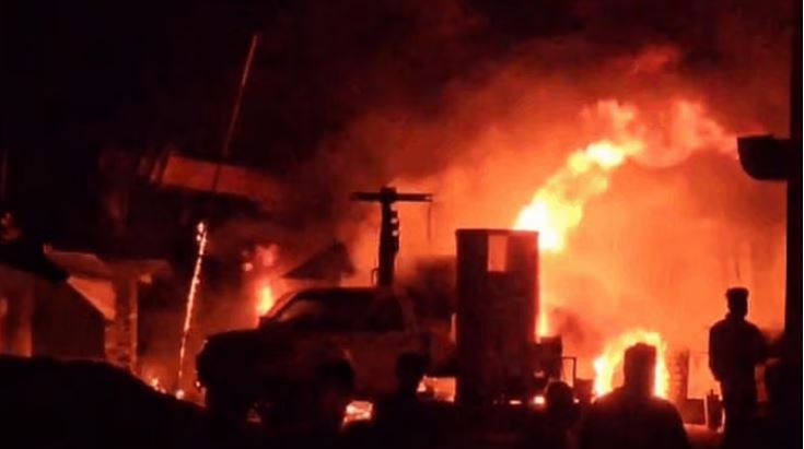 Photo of कोबरा: पेट्रोल पंप में लगी भीषण आग, मचा हड़कप… कई वाहन चपेट में