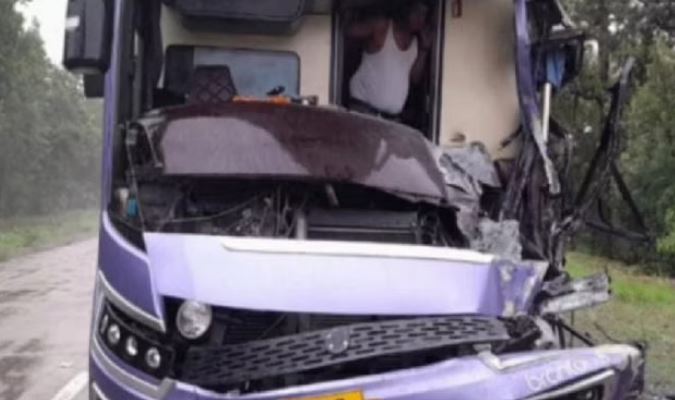 Photo of कोरबा: ट्रक और बस में जोरदार भिड़ंत, हादसे के बाद मची चीखपुकार