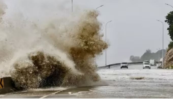 Photo of तूफान गेमी से चीन में हो रही भारी बारिश, एक घर में मिट्टी धंसने से 11 लोगों की मौत