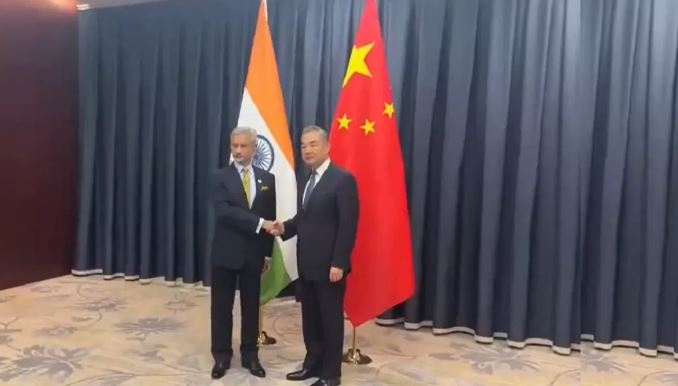 Photo of विदेश मंत्री जयशंकर ने चीनी समकक्ष वांग यी से कजाखस्तान में की मुलाकात
