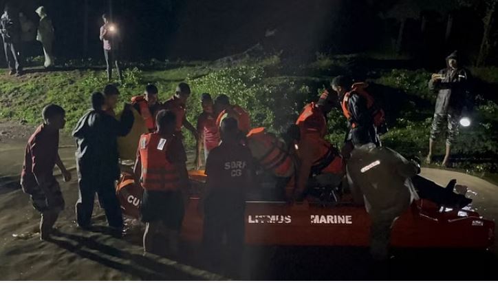 Photo of दुर्ग में बारिश से जनजीवन अस्त-व्यस्त, बाढ़ में फंसे मजदूर को एसडीआरएफ ने किया रेस्क्यू