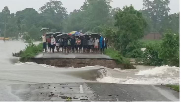 Photo of बारिश से बिगड़े हालात: खतरे के निशान से ऊपर पहुंची शारदा, माधोटांडा-पीलीभीत मार्ग कटा