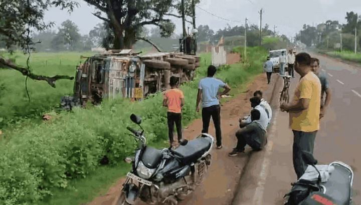 Photo of पेंड्रा में टला बड़ा हादसा, अनियंत्रित ट्रक पलटा