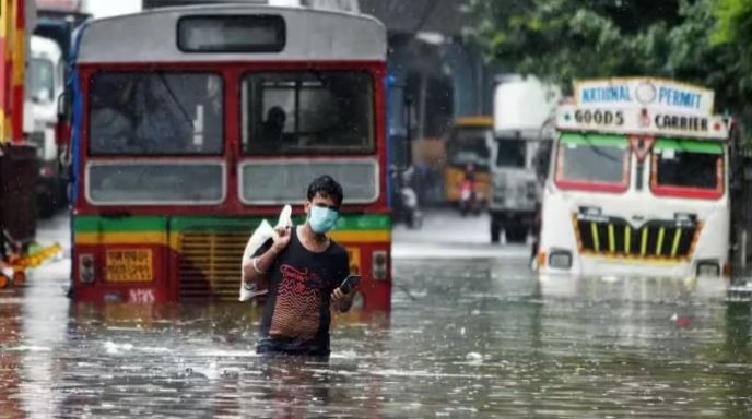 Photo of बारिश-बाढ़ का कहर: तालाब बन गईं मुंबई की सड़कें, राजस्थान के कई शहरों में कॉलोनियां जलमग्न