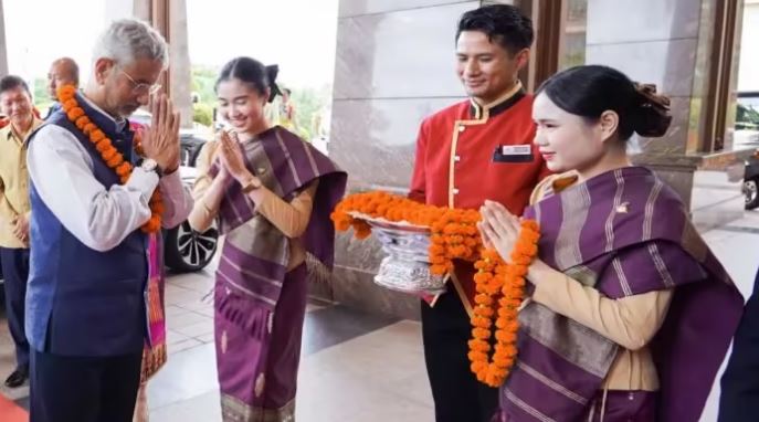 Photo of विदेश मंत्री जयशंकर आसियान शिखर सम्मेलन के लिए लाओस पहुंचे