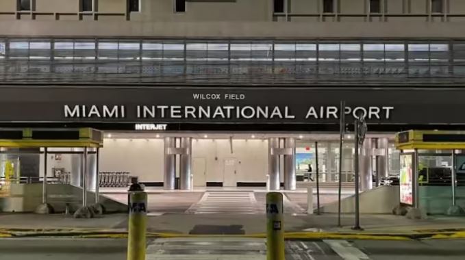 Photo of मियामी अंतरराष्ट्रीय हवाई अड्डे के अंदर महिला पर चाकू से हमला