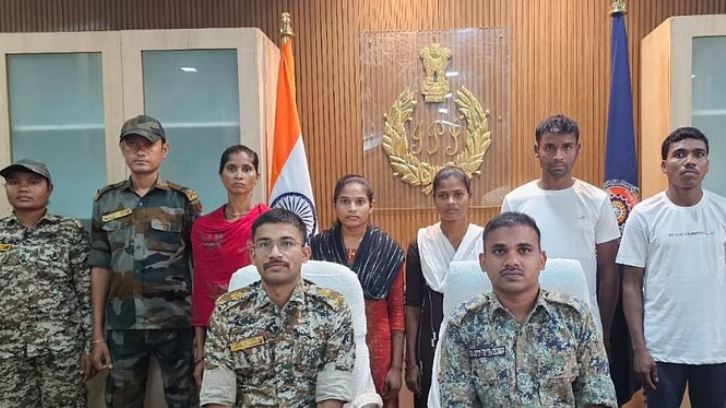 Photo of सुकमा में 19 लाख के इनामी पांच हार्डकोर नक्सलियों ने किया सरेंडर