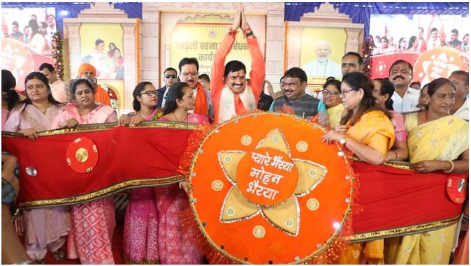 Photo of उज्जैन में मुख्यमंत्री मोहन यादव ने बहनों से बंधवाई राखी