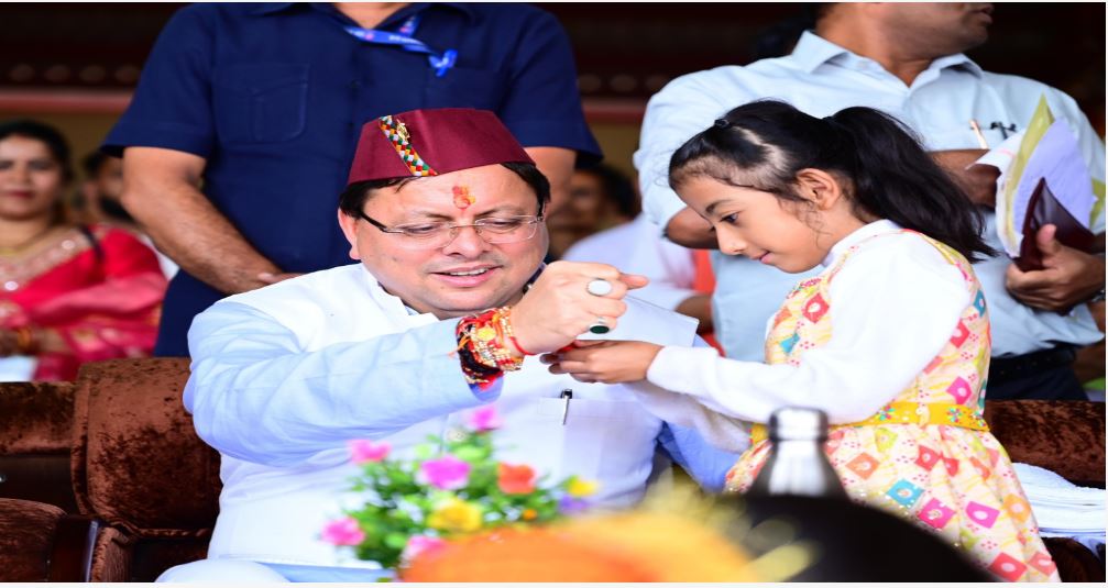 Photo of हजारों लोगों सहित सीएम धामी भी बने ऐतिहासिक बग्वाल के साक्षी