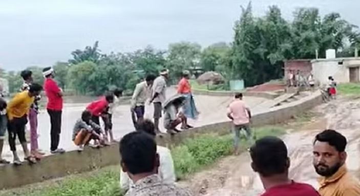 Photo of बेमेतरा: डोटू नाला में बाढ़ के पानी में बहकर आया महिला का शव, जांच में जुटी पुलिस