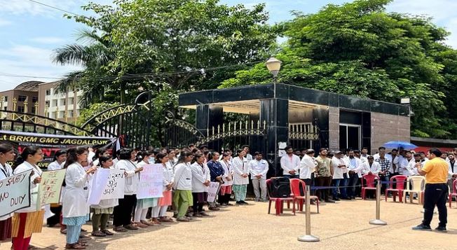 Photo of छत्तीसगढ़ में डॉक्टरों की हड़ताल: जगदलपुर, कोरबा और जीपीएम में प्रदर्शन
