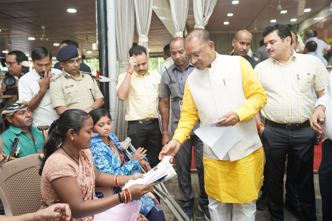 Photo of रिमझिम बारिश के बीच बड़ी संख्या में पहुंचे आमजन मुख्यमंत्री के जनदर्शन में